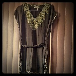 Adorable brown tunic with flowers.